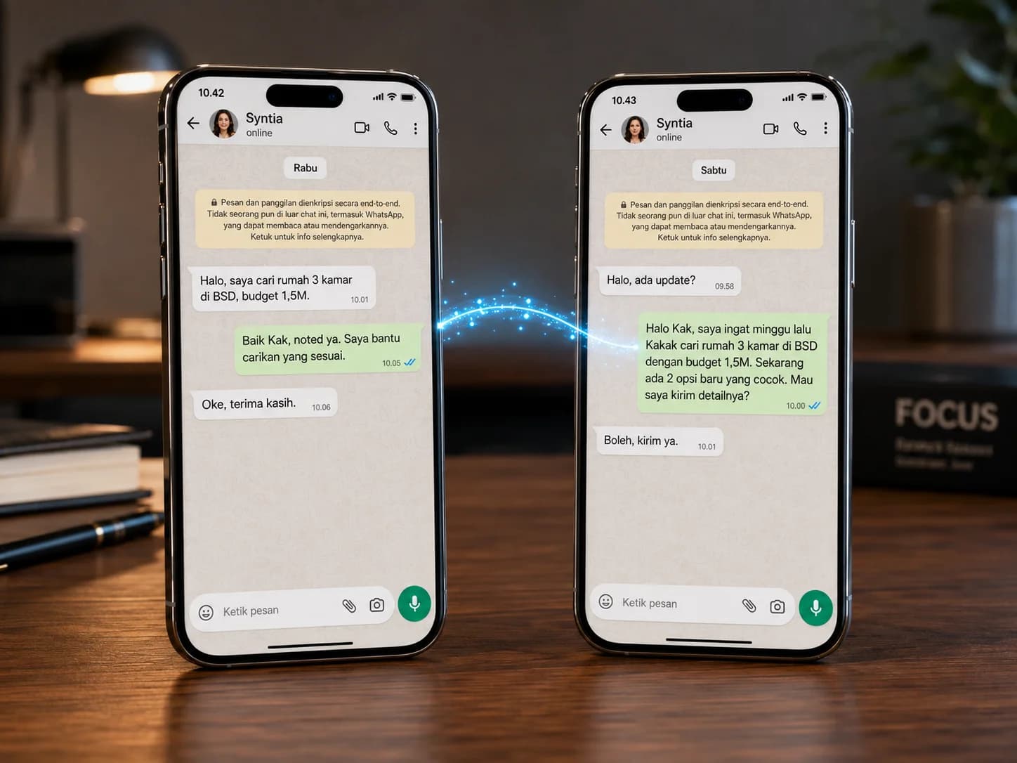 Dua phone di walnut desk: chat Rabu (kiri) vs Sabtu chat baru (kanan) dengan azure particle trail menghubungkan (Fitur 2 · Cara kerja)