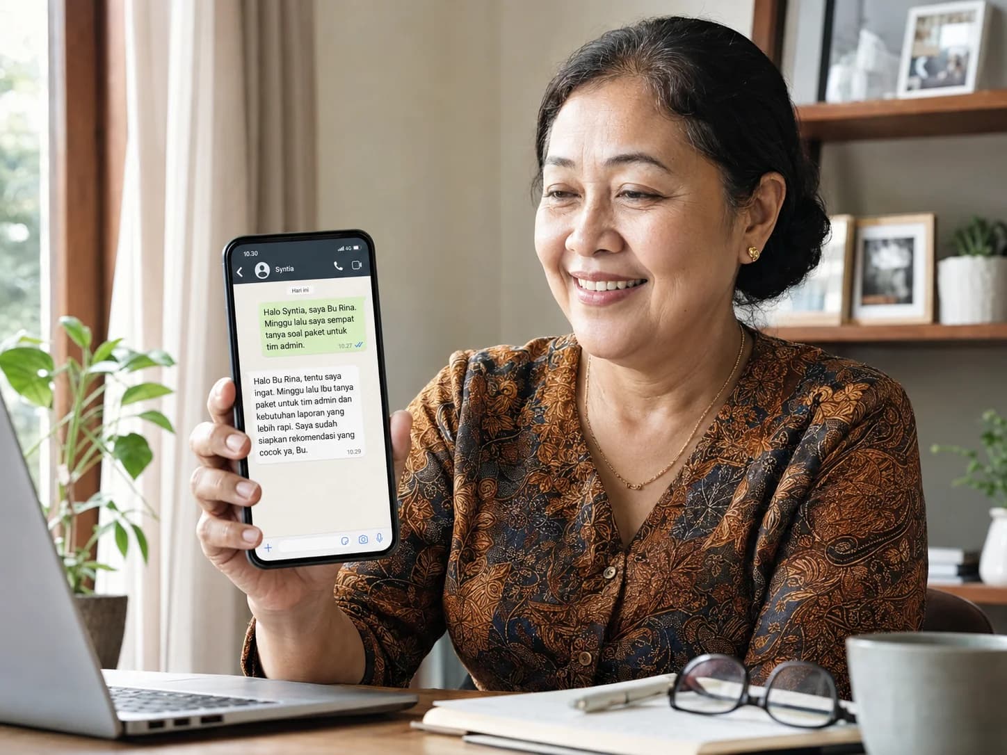 Woman senior smile di home office membaca WA reply Syntia yang menyapa pakai nama + konteks sebelumnya (Fitur 2 · Manfaat)